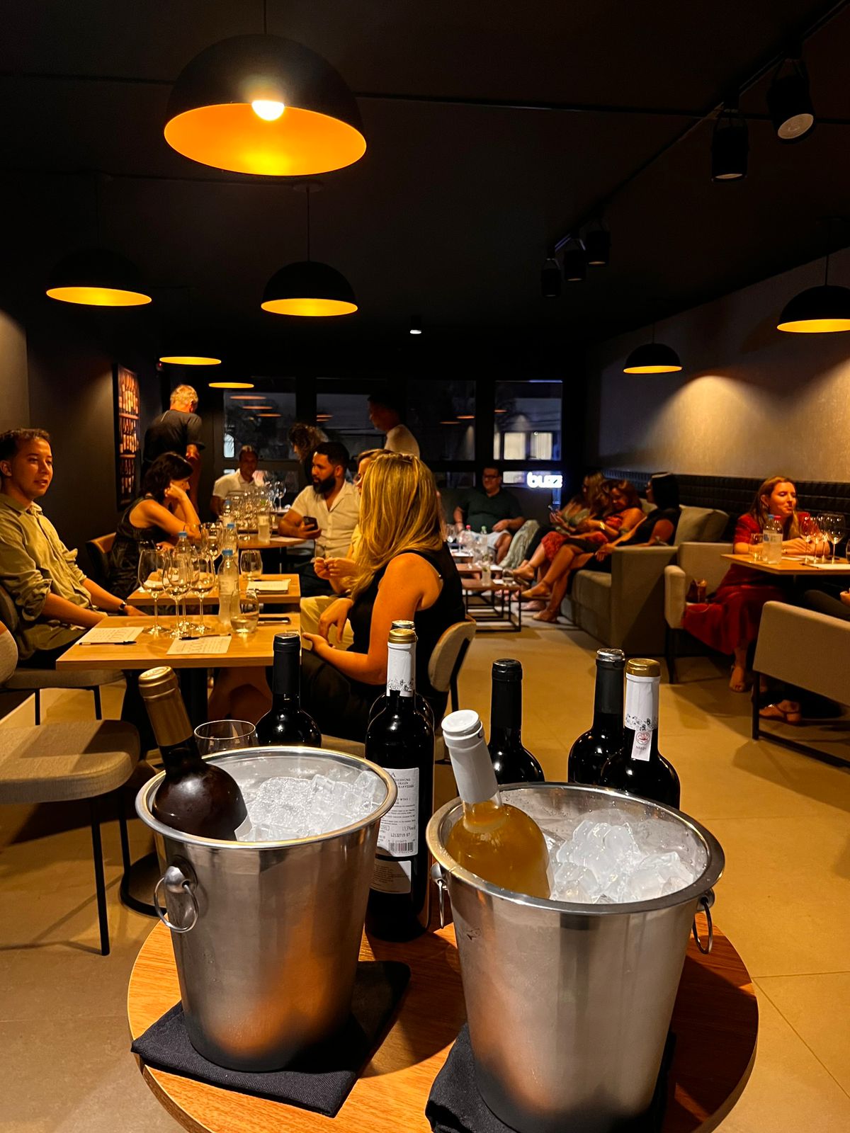 Interior do Jurerê Wine Concept — mezanino e ambiente intimista